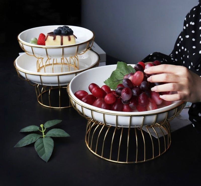 TREND HOME BOWL Servierteller aus Porzellan mit goldener Metallhalterung 26 cm