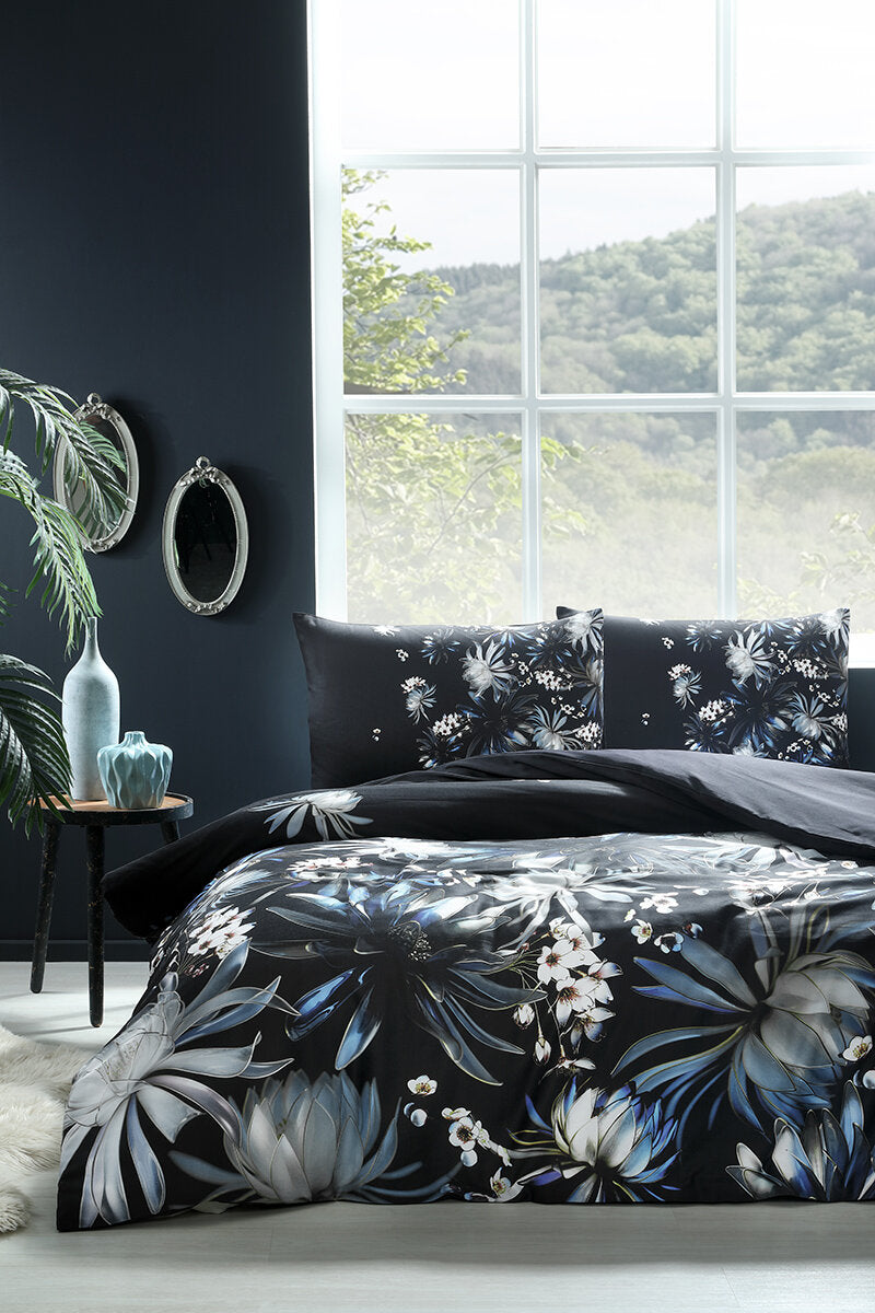 ÖZDILEK SOFLIFE SATIN NELUMBO Bleu  Parure de lit noir 2 personnes ÖZDILEK SOFLIFE SATEN NELUMBO Mavi siyah Çift kişilik SIY nevresim takımı ÖZDILEK SOFLIFE SATIN NELUMBO Blau Bettbezug-Set doppelt schwarz 2 Pers.