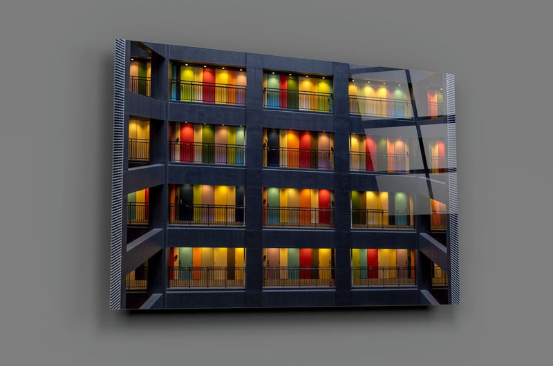 Tableau en verre - Immeuble aux portes multicolores et balcons